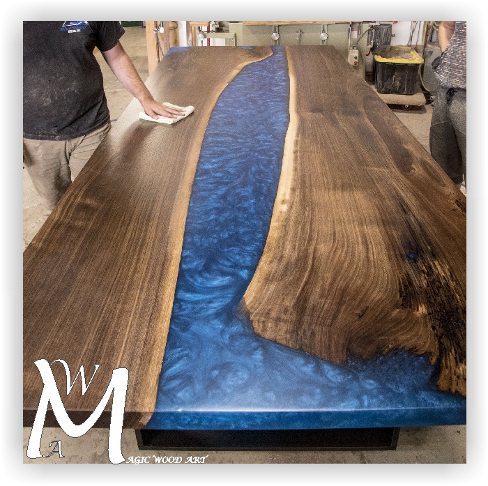 Mesa de madera y rexina azul cobalto