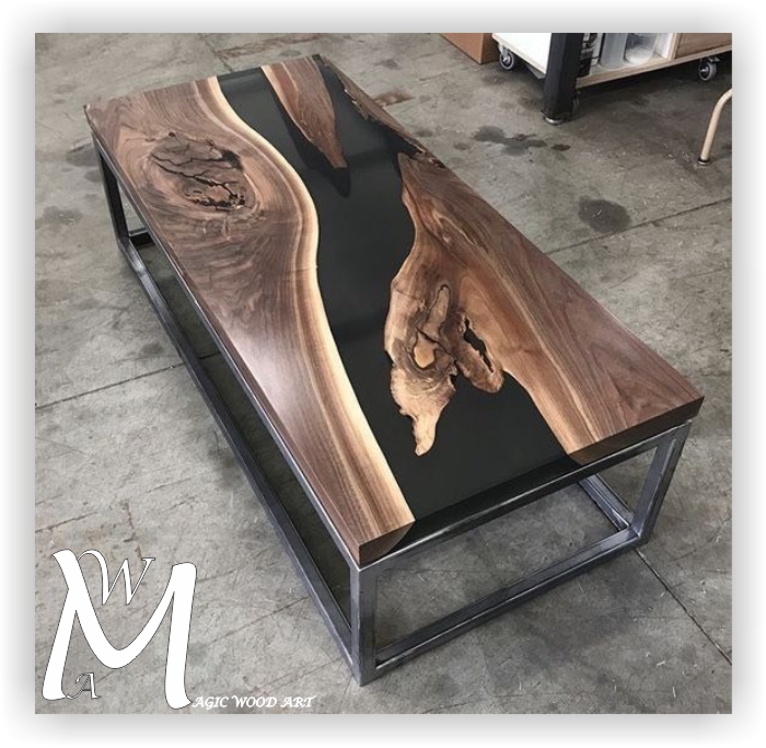 Mesa de madera y resina en negro